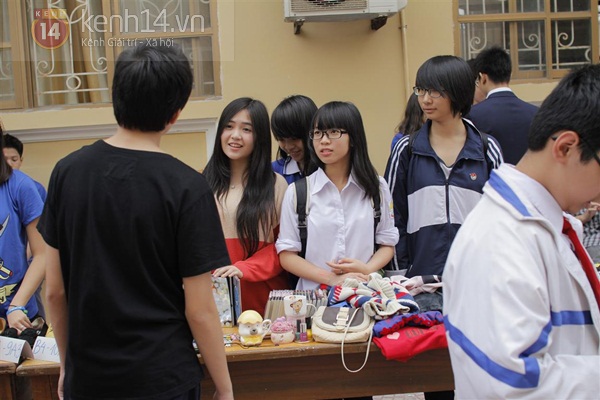 Học sinh Nguyễn Siêu hào hứng với hội chợ Xuân 26