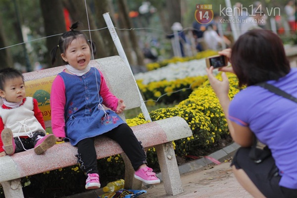 Giới trẻ Hà Nội hào hứng chụp ảnh tại "rừng hoa" bên Hồ Gươm 9