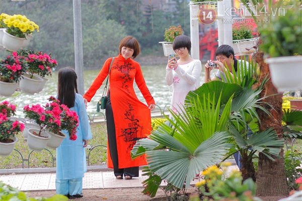 Giới trẻ Hà Nội hào hứng chụp ảnh tại "rừng hoa" bên Hồ Gươm 10