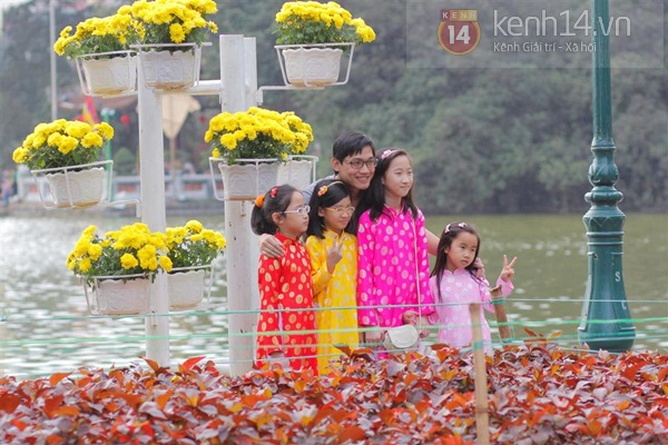 Giới trẻ Hà Nội hào hứng chụp ảnh tại "rừng hoa" bên Hồ Gươm 11
