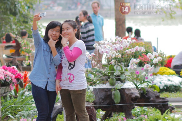 Giới trẻ Hà Nội hào hứng chụp ảnh tại "rừng hoa" bên Hồ Gươm 1