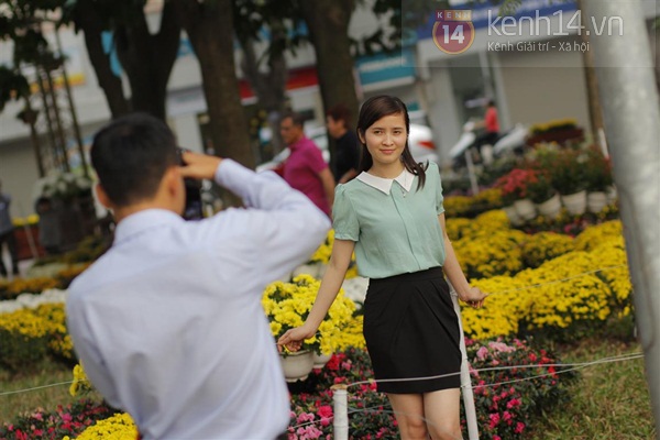 Giới trẻ Hà Nội hào hứng chụp ảnh tại "rừng hoa" bên Hồ Gươm 4