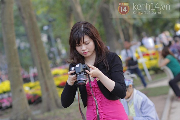 Giới trẻ Hà Nội hào hứng chụp ảnh tại "rừng hoa" bên Hồ Gươm 7