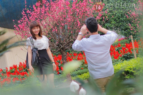 Giới trẻ Hà Nội hào hứng chụp ảnh tại "rừng hoa" bên Hồ Gươm 8