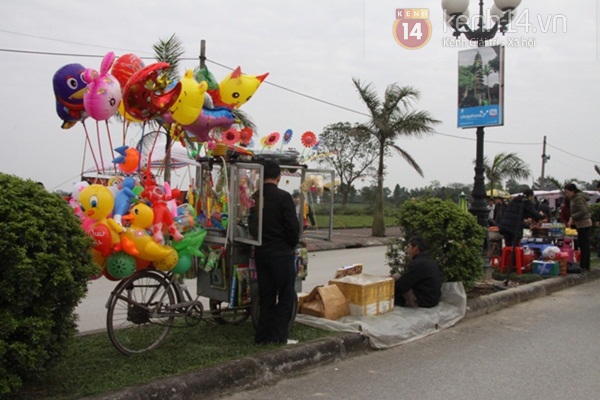 Xe ôm, quán cóc… “quây” đền Trần 7