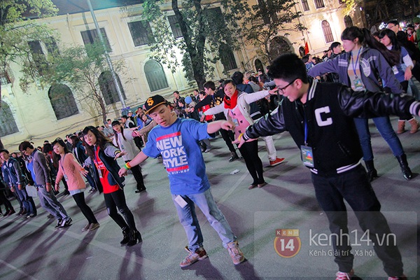 Hà Nội: Sôi động màn nhảy flashmob hoành tráng đêm giao thừa 1