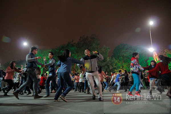 Hà Nội: Sôi động màn nhảy flashmob hoành tráng đêm giao thừa 5