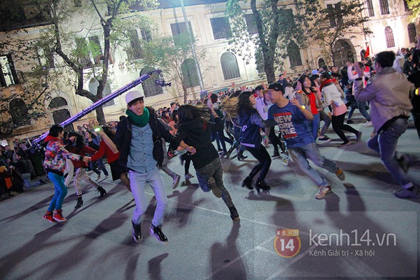 Hà Nội: Sôi động màn nhảy flashmob hoành tráng đêm giao thừa 6