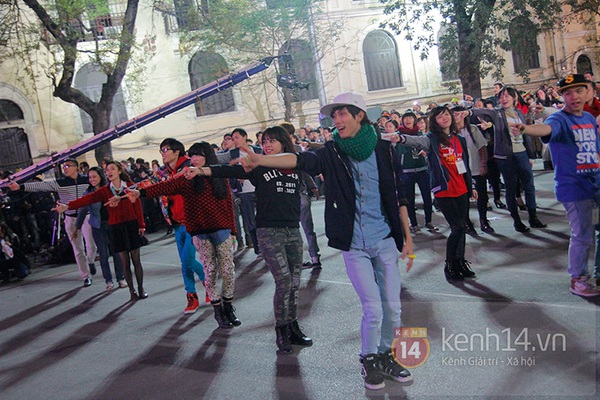 Hà Nội: Sôi động màn nhảy flashmob hoành tráng đêm giao thừa 7