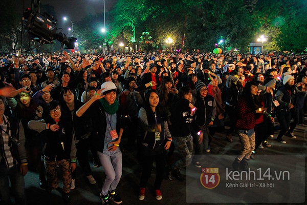 Hà Nội: Sôi động màn nhảy flashmob hoành tráng đêm giao thừa 17