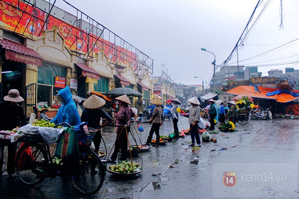 Mưa phùn cả ngày, phố Hà Nội bẩn "lép nhép" 20