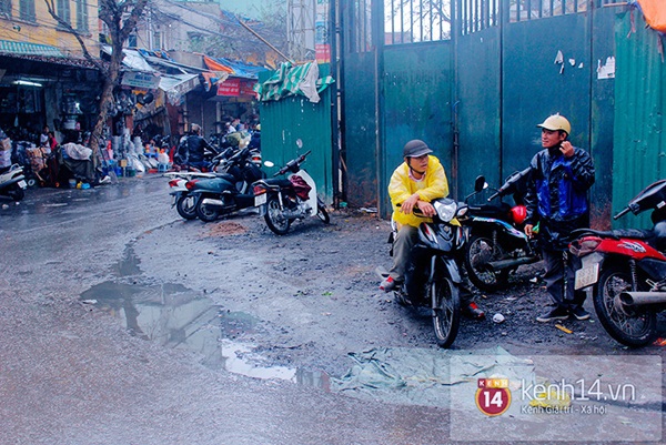 Mưa phùn cả ngày, phố Hà Nội bẩn "lép nhép" 21