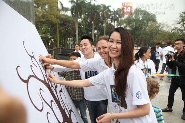 Hàng trăm bạn trẻ Hà Nội đạp xe hưởng ứng giờ trái đất 2013 5