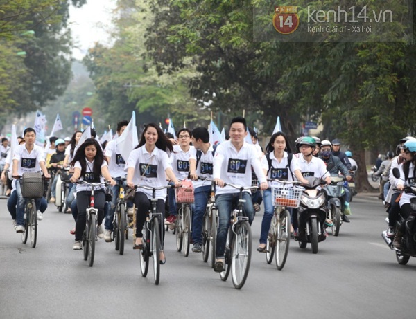 Hàng trăm bạn trẻ Hà Nội đạp xe hưởng ứng giờ trái đất 2013 1