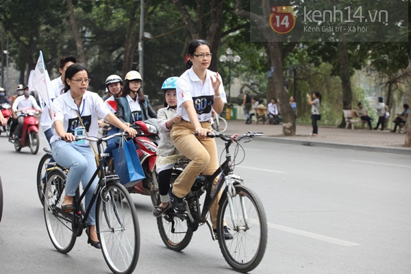 Hàng trăm bạn trẻ Hà Nội đạp xe hưởng ứng giờ trái đất 2013 4