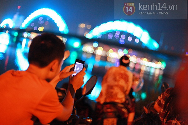 Đà Nẵng: Hàng ngàn người dân kéo nhau đi xem cầu Rồng phun lửa 2
