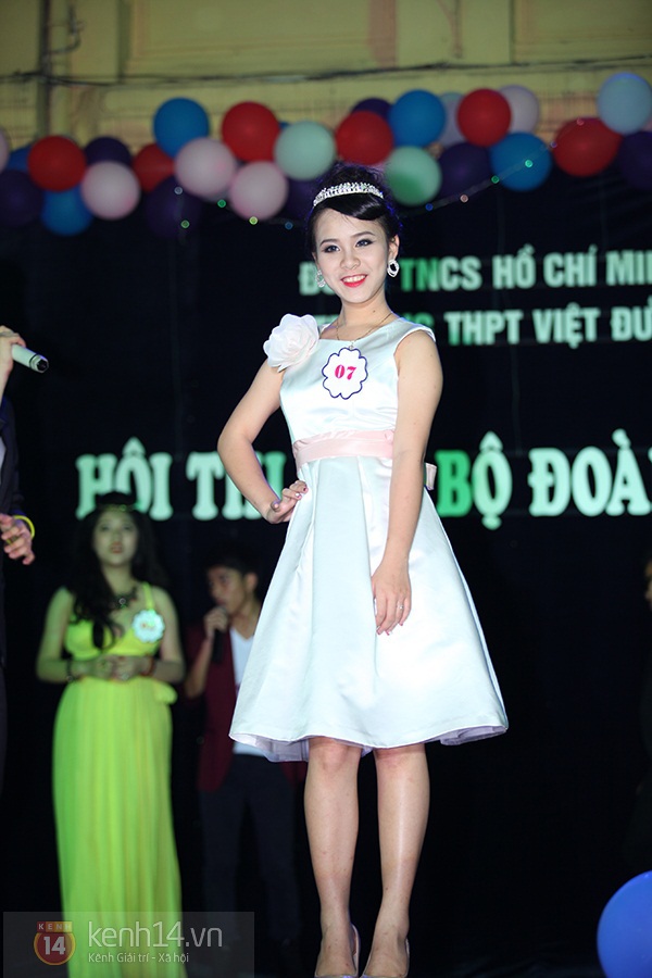 Nữ sinh Việt Đức đáng yêu cả trên sân khấu lẫn dưới khán đài 12