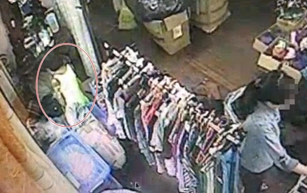 Hà Nội: Choáng với thiếu nữ vờ mua hàng, ăn cắp Ipad của chủ shop 2