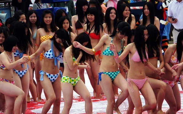 10.000 thiếu nữ diện bikini xếp hình rắn khổng lồ 4