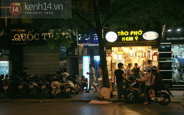 Sau một ngày nóng bức, người Hà Nội đổ ra đường như đi hội 17