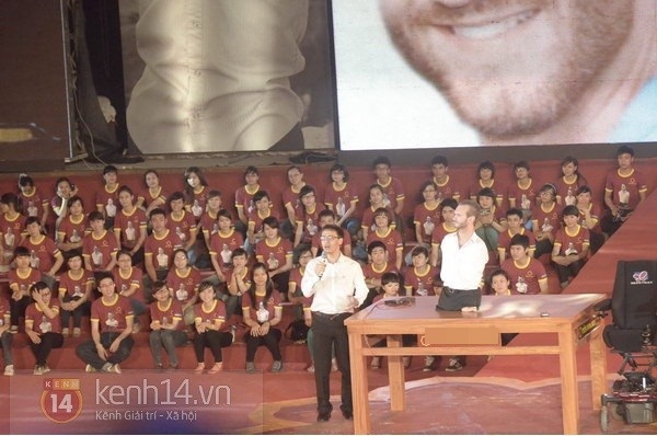 Bé gái có cơ thể giống Nick Vujicic cùng mẹ lên sân khấu 25