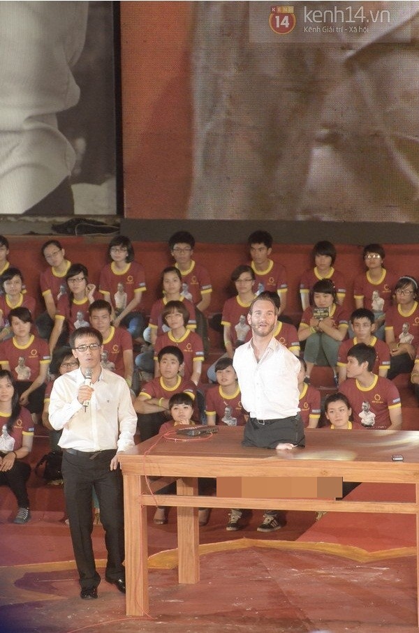 Bé gái có cơ thể giống Nick Vujicic cùng mẹ lên sân khấu 26