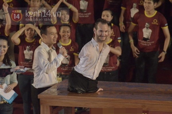 Bé gái có cơ thể giống Nick Vujicic cùng mẹ lên sân khấu 36