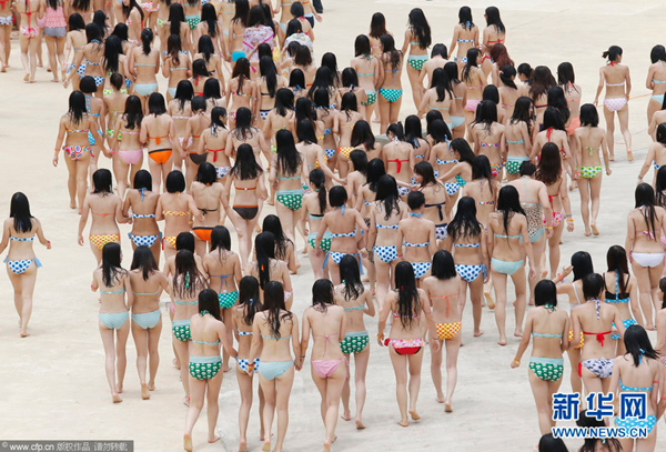 10.000 thiếu nữ diện bikini xếp hình rắn khổng lồ 6