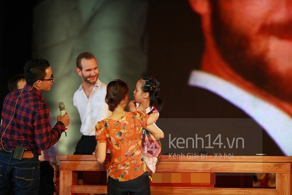 Bé gái có cơ thể giống Nick Vujicic cùng mẹ lên sân khấu 27