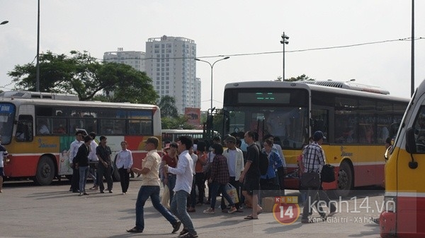 Sinh viên vất vả mang gạo lên Hà Nội sau kì nghỉ lễ 16