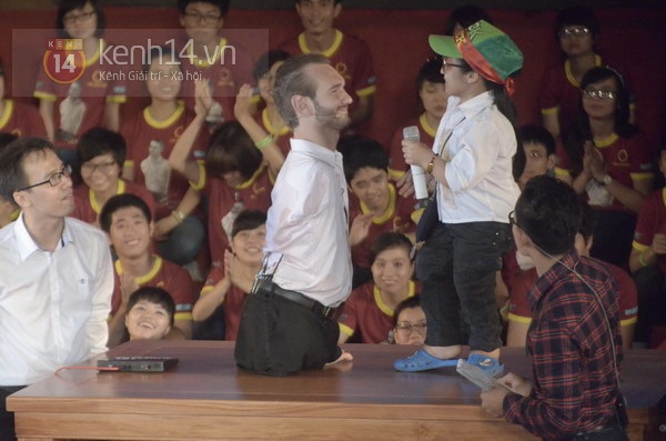 Bé gái có cơ thể giống Nick Vujicic cùng mẹ lên sân khấu 33