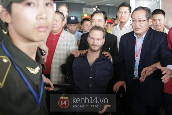 Rất nhiều người khuyết tật đã có mặt tại SVĐ Mỹ Đình để đón chờ Nick Vujicic 1