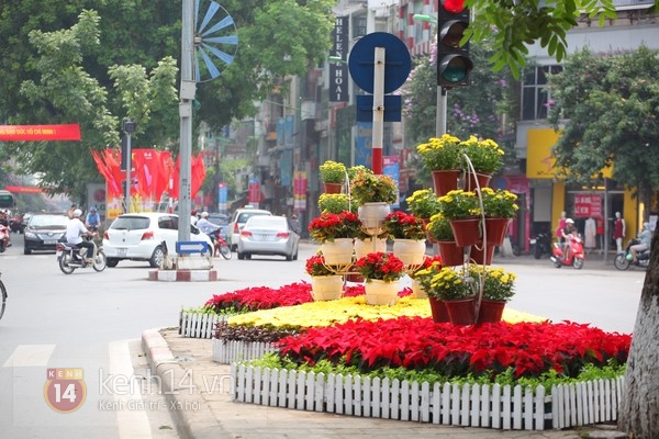 Phố phường H&agrave; Nội rực cờ hoa Ng&agrave;y 30/4 11