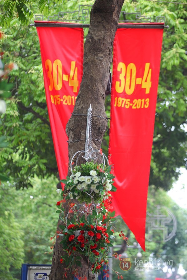 Phố phường H&agrave; Nội rực cờ hoa Ng&agrave;y 30/4 14