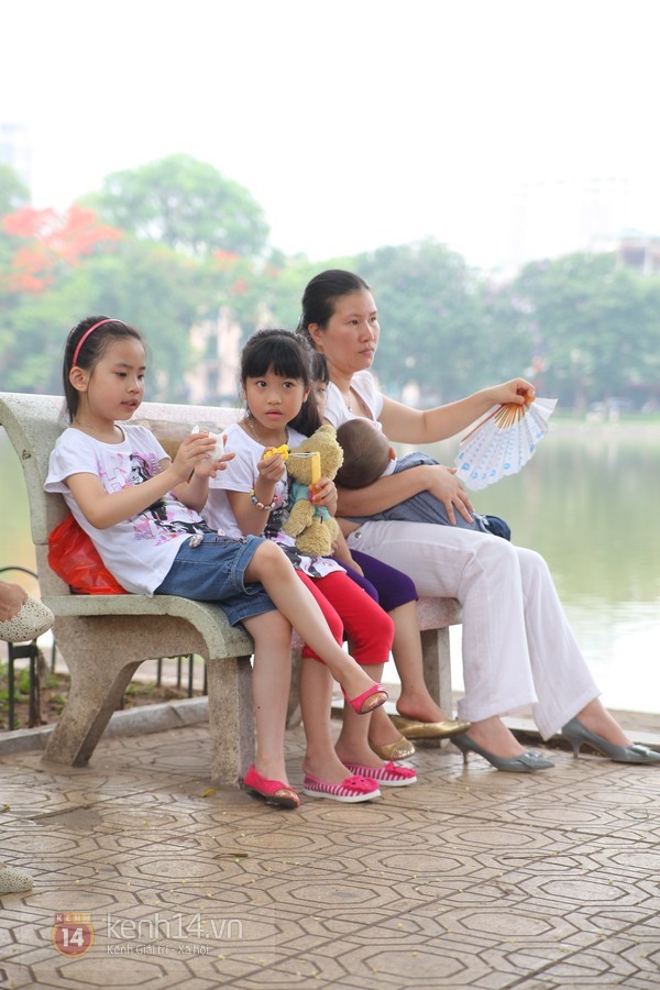 Phố phường H&agrave; Nội rực cờ hoa Ng&agrave;y 30/4 21