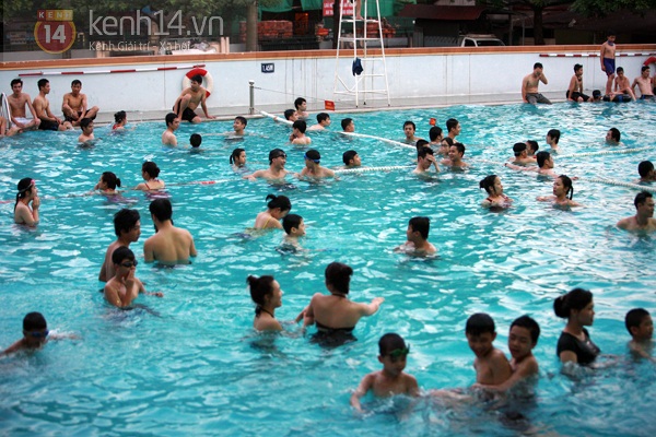 Người Hà Nội ngày đến bể bơi, đêm đổ xô ra đường "giải nhiệt" 2