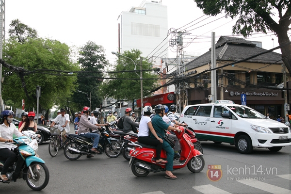 Chùm ảnh: Đường phố Sài Gòn hỗn loạn vì mất điện toàn thành phố 15