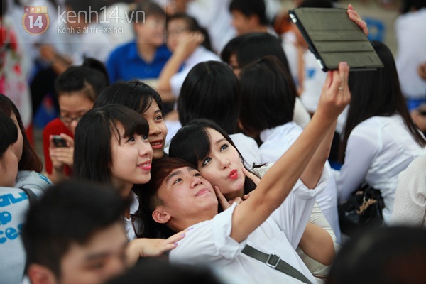 Teen Phan Đình Phùng và Trần Phú bịn rịn ngày ra trường 11