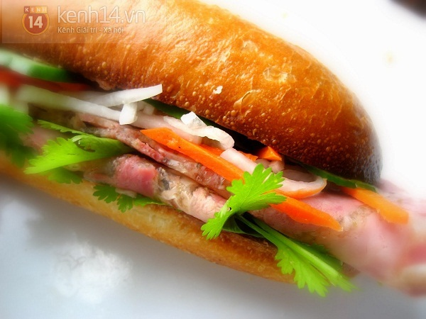 Thưởng thức bánh mì kẹp Sài Gòn giữa lòng Hà Nội 2