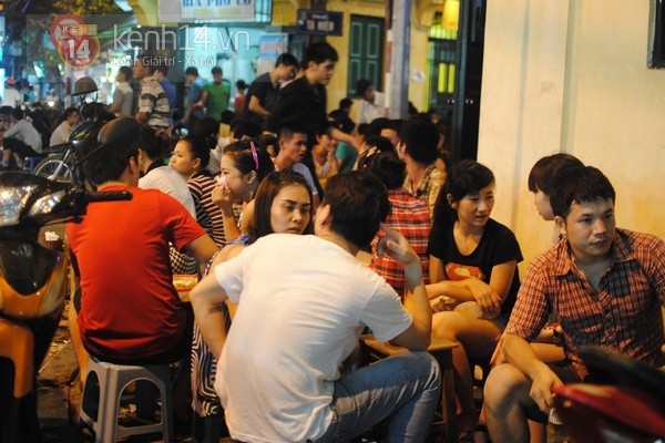 Giới trẻ Hà Thành phủ kín hàng quán vỉa hè sau ngày nắng nóng 1