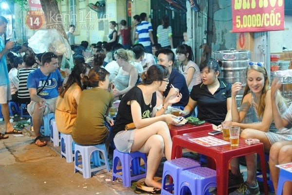 Giới trẻ Hà Thành phủ kín hàng quán vỉa hè sau ngày nắng nóng 2