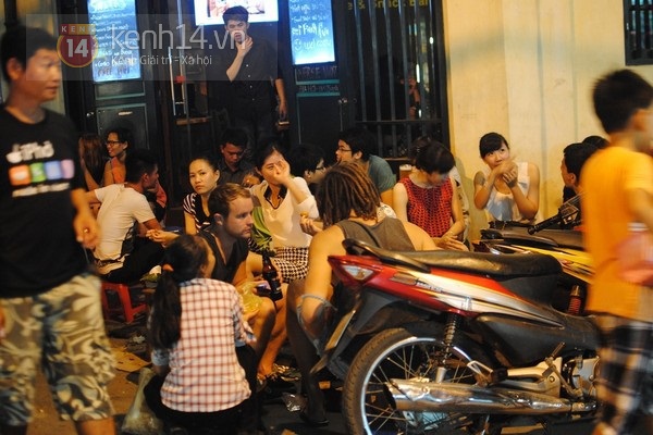 Giới trẻ H&agrave; Th&agrave;nh phủ k&iacute;n h&agrave;ng qu&aacute;n vỉa h&egrave; sau ng&agrave;y nắng n&oacute;ng 3