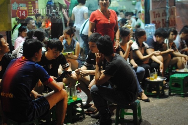 Giới trẻ Hà Thành phủ kín hàng quán vỉa hè sau ngày nắng nóng 4