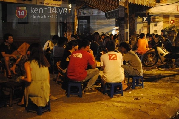 Giới trẻ Hà Thành phủ kín hàng quán vỉa hè sau ngày nắng nóng 6