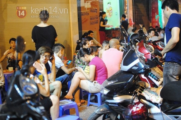 Giới trẻ Hà Thành phủ kín hàng quán vỉa hè sau ngày nắng nóng 7