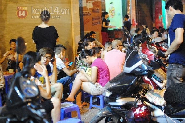 Giới trẻ H&agrave; Th&agrave;nh phủ k&iacute;n h&agrave;ng qu&aacute;n vỉa h&egrave; sau ng&agrave;y nắng n&oacute;ng 7