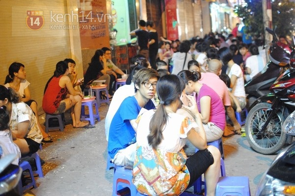 Giới trẻ Hà Thành phủ kín hàng quán vỉa hè sau ngày nắng nóng 8