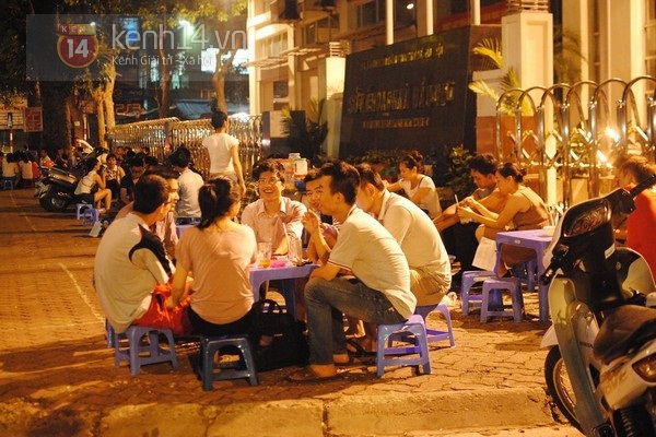 Giới trẻ Hà Thành phủ kín hàng quán vỉa hè sau ngày nắng nóng 9