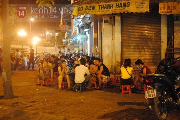 Giới trẻ Hà Thành phủ kín hàng quán vỉa hè sau ngày nắng nóng 10