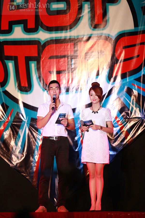 Quỳnh Anh Shyn xinh xắn làm MC cho cuộc thi nhảy sinh viên 1